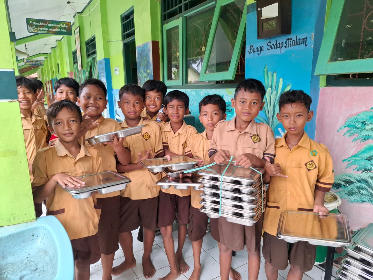 Peserta Didik Mengikuti Program Makan Bergizi Gratis (MBG)